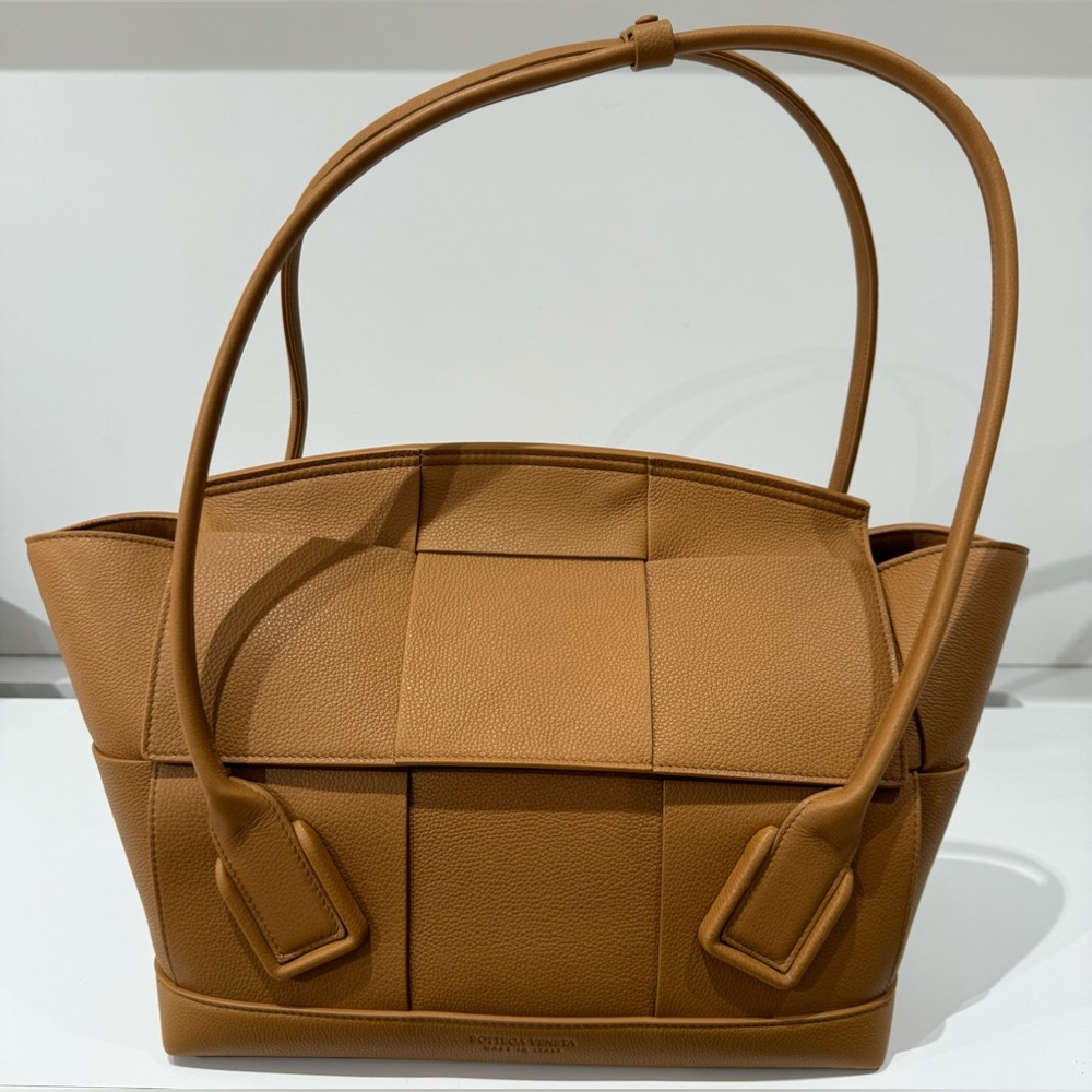 BOTTEGA VENETA
Grained Calfskin Maxi Intrecciato Medium Arco Caramel (LAST ONE!)